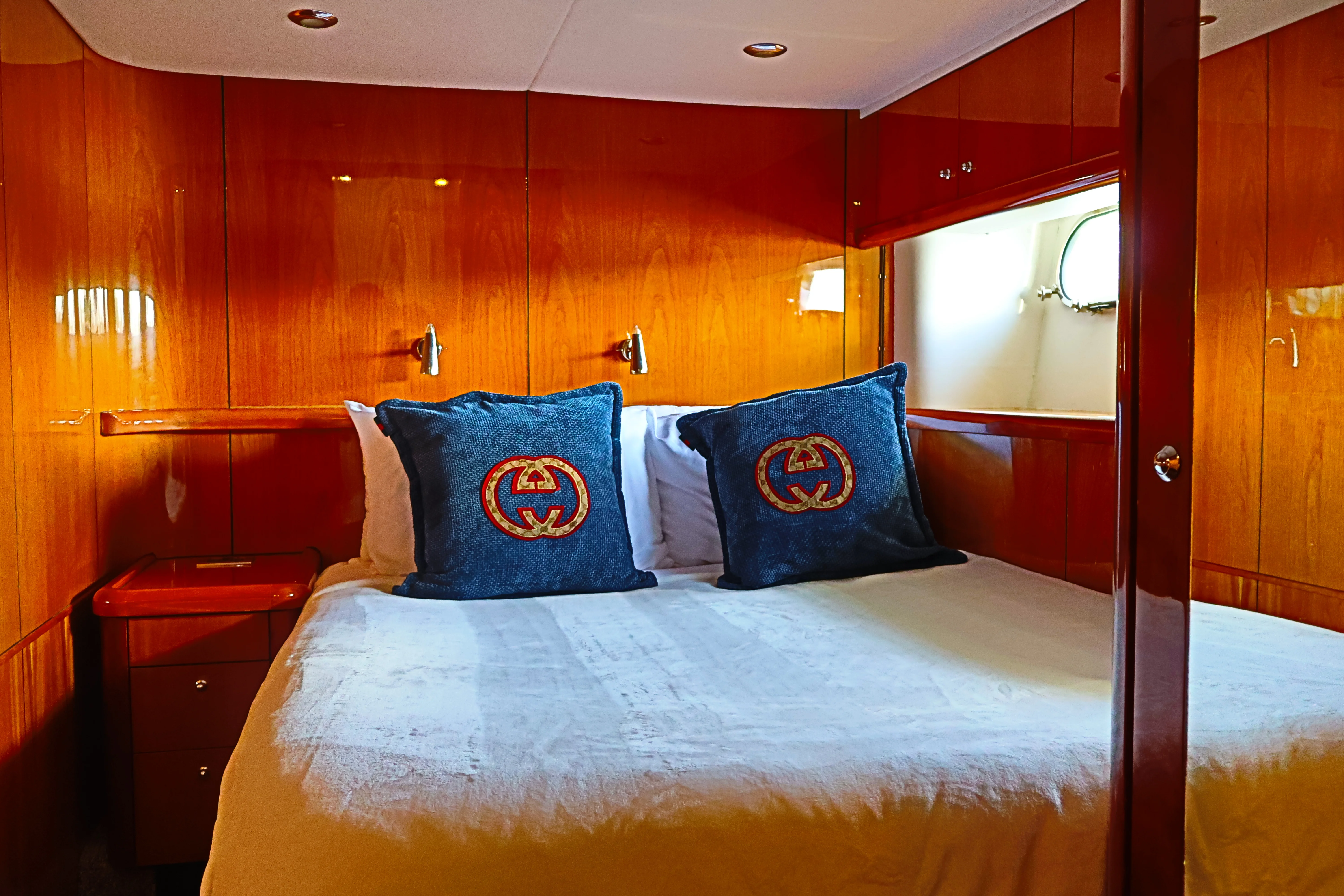 90ft Sunseeker Deep Blue VIP stateroom seating